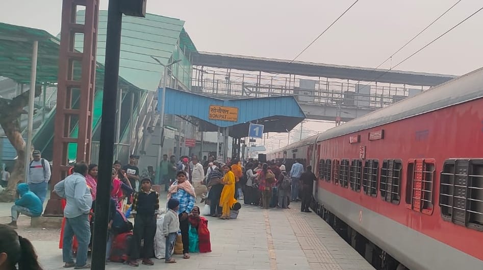Fog hits... Delhi Superfast cancelled, Netaji Express running six and a half hours late