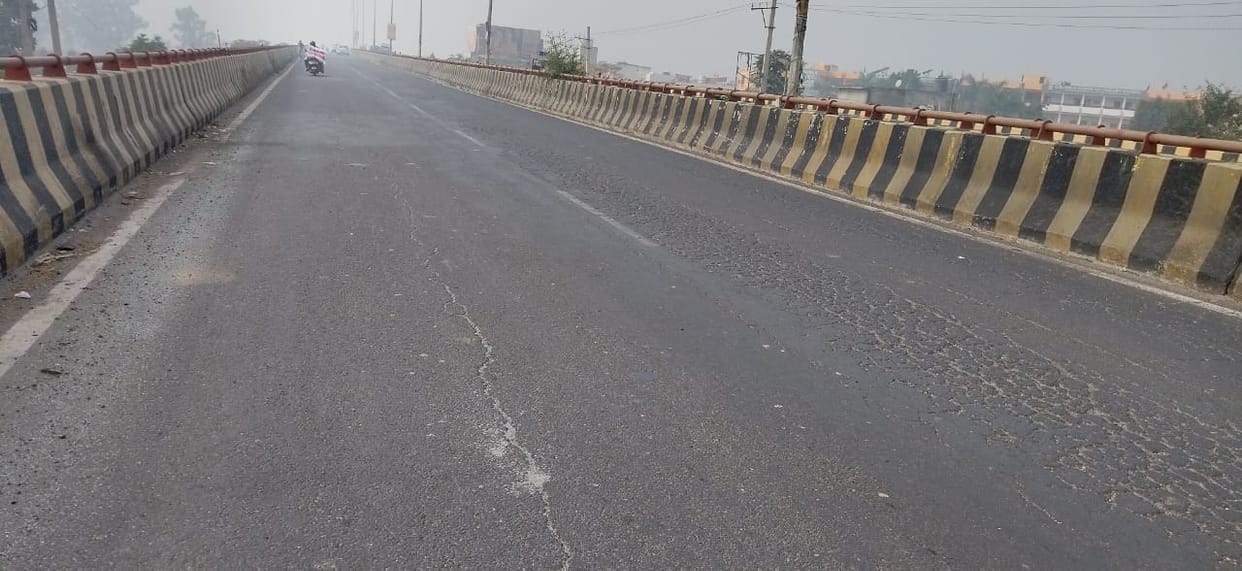 Dense fog, white stripes missing from roads