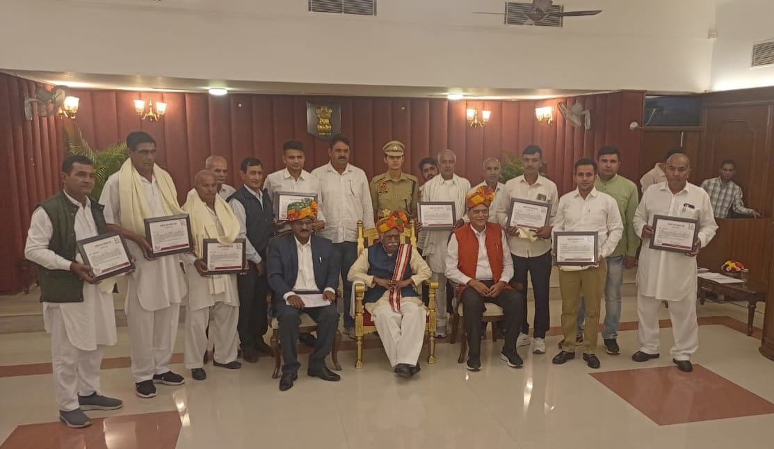 Governor honored progressive farmers of the area Surajbhan and Ashwini