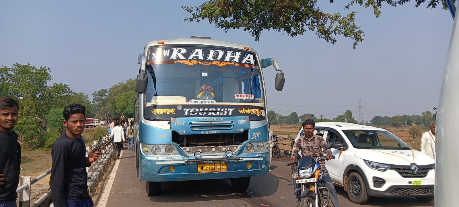 सड़क पर खड़ी बस