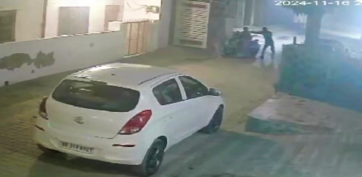 Ran away after snatching a woman's gold chain in front of her house