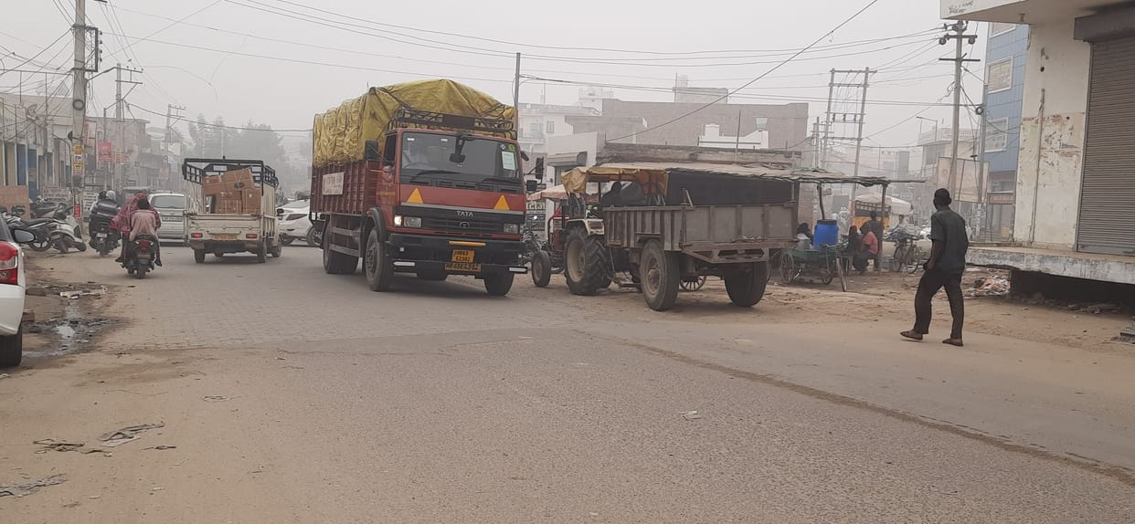 District wrapped in fog, no white stripes on roads