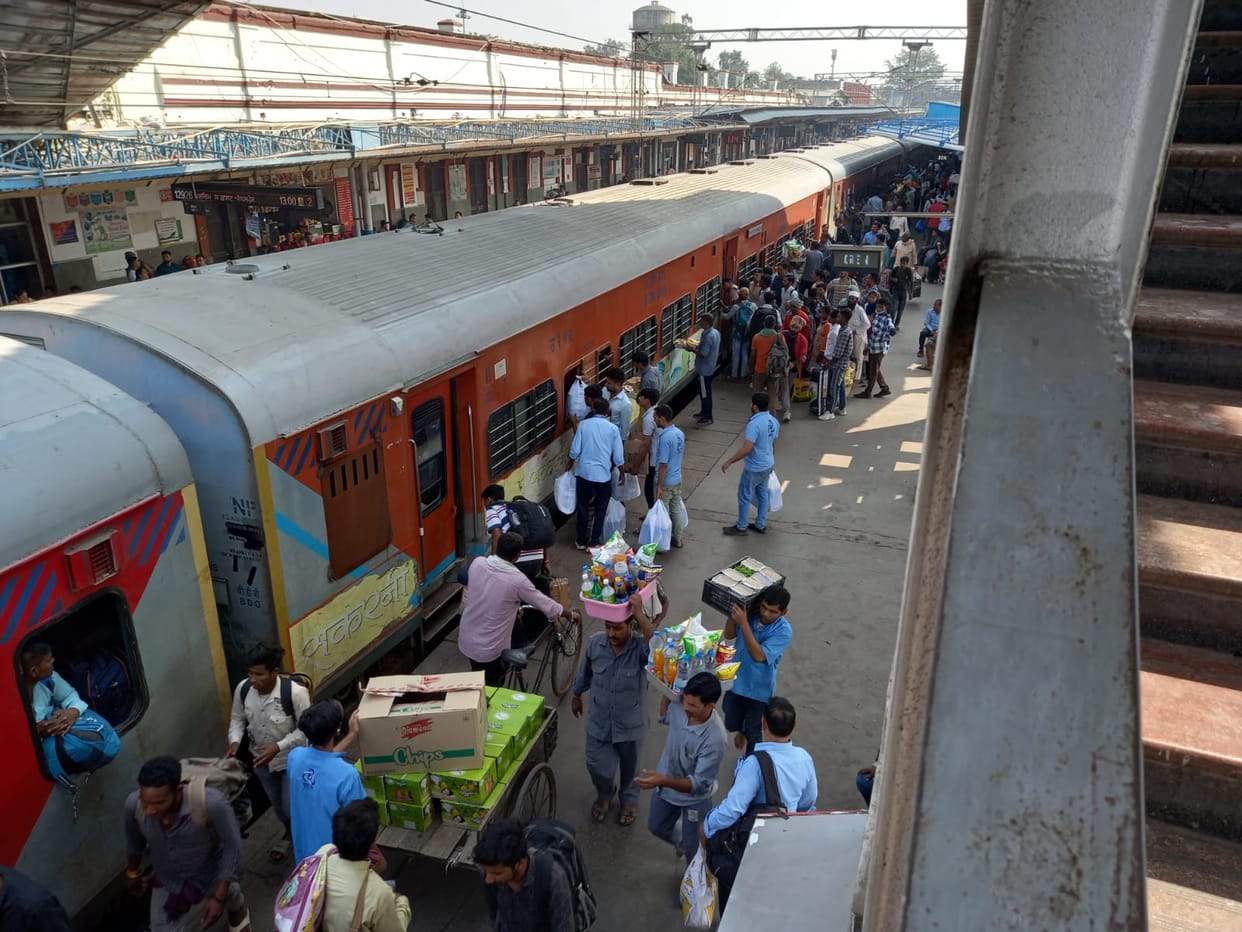 Railway station is full of unauthorized vendors