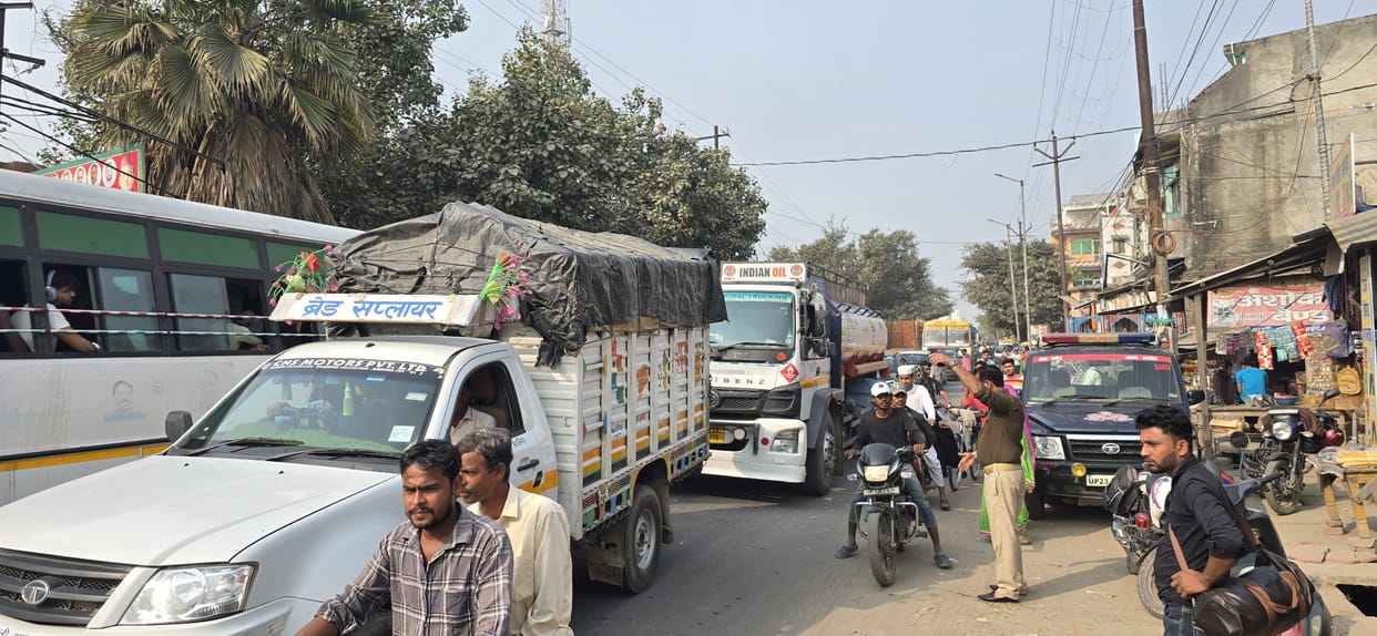 Bijnor-Badaun road faced jam for ten hours, vehicles stuck