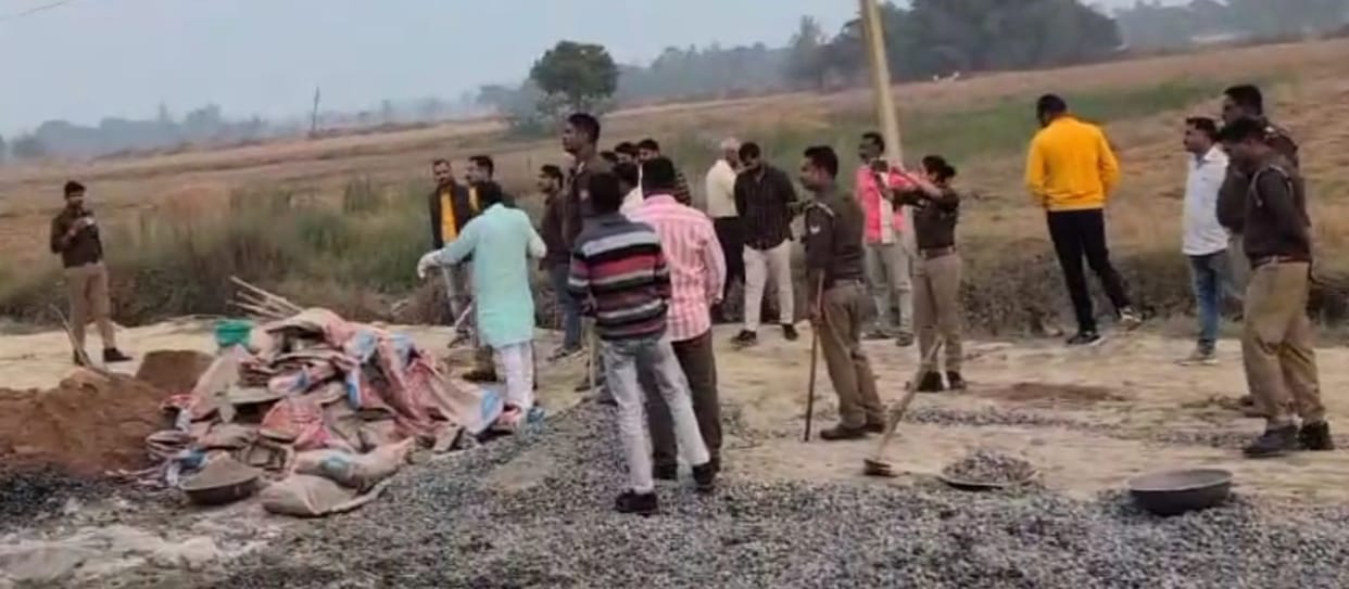 The police station chief who came to stop the construction got into an altercation with the BJP block chief.