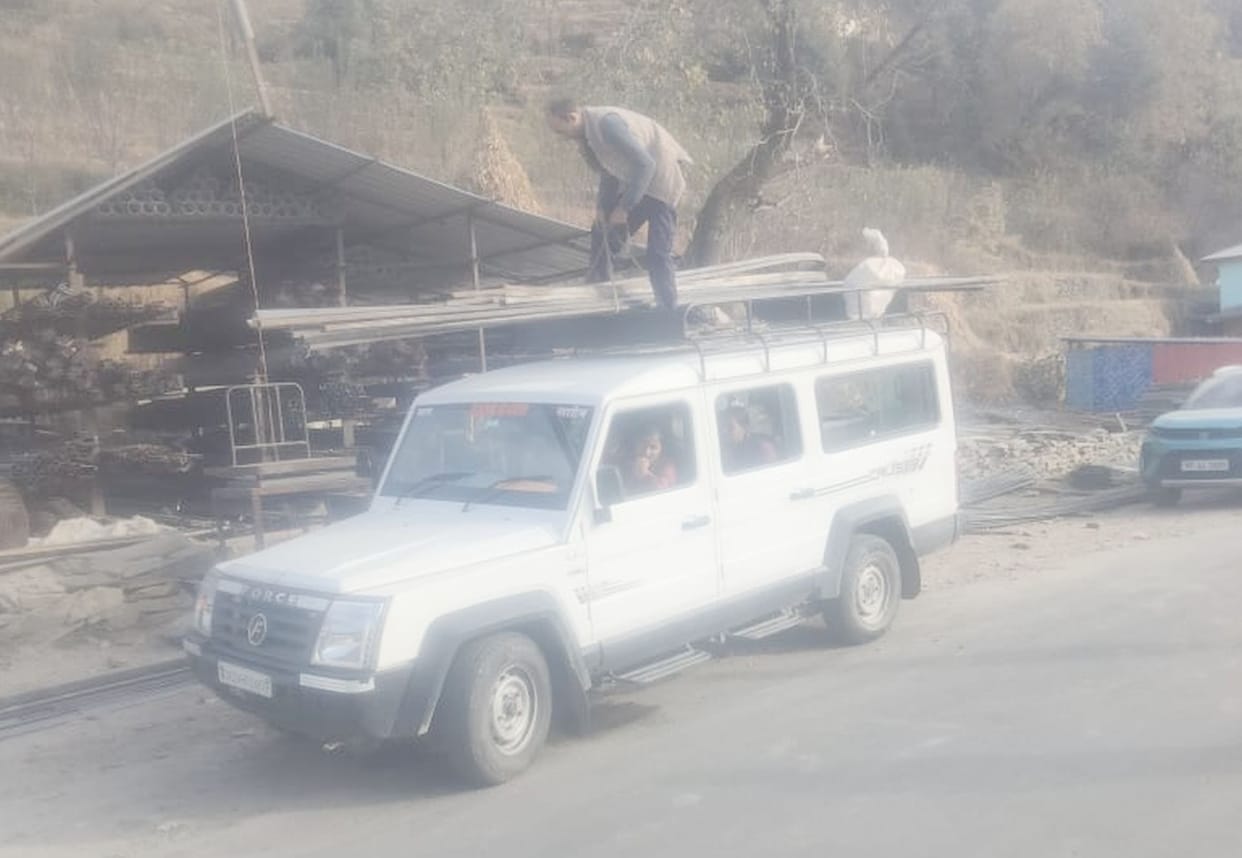 Passengers inside the taxi, bars on the roof...life at risk