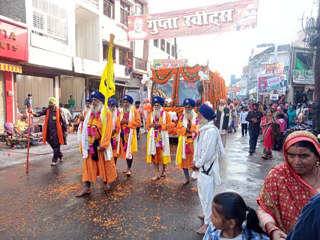 City Kirtan took place on Guru Nanak Jayanti, welcomed by showering flowers