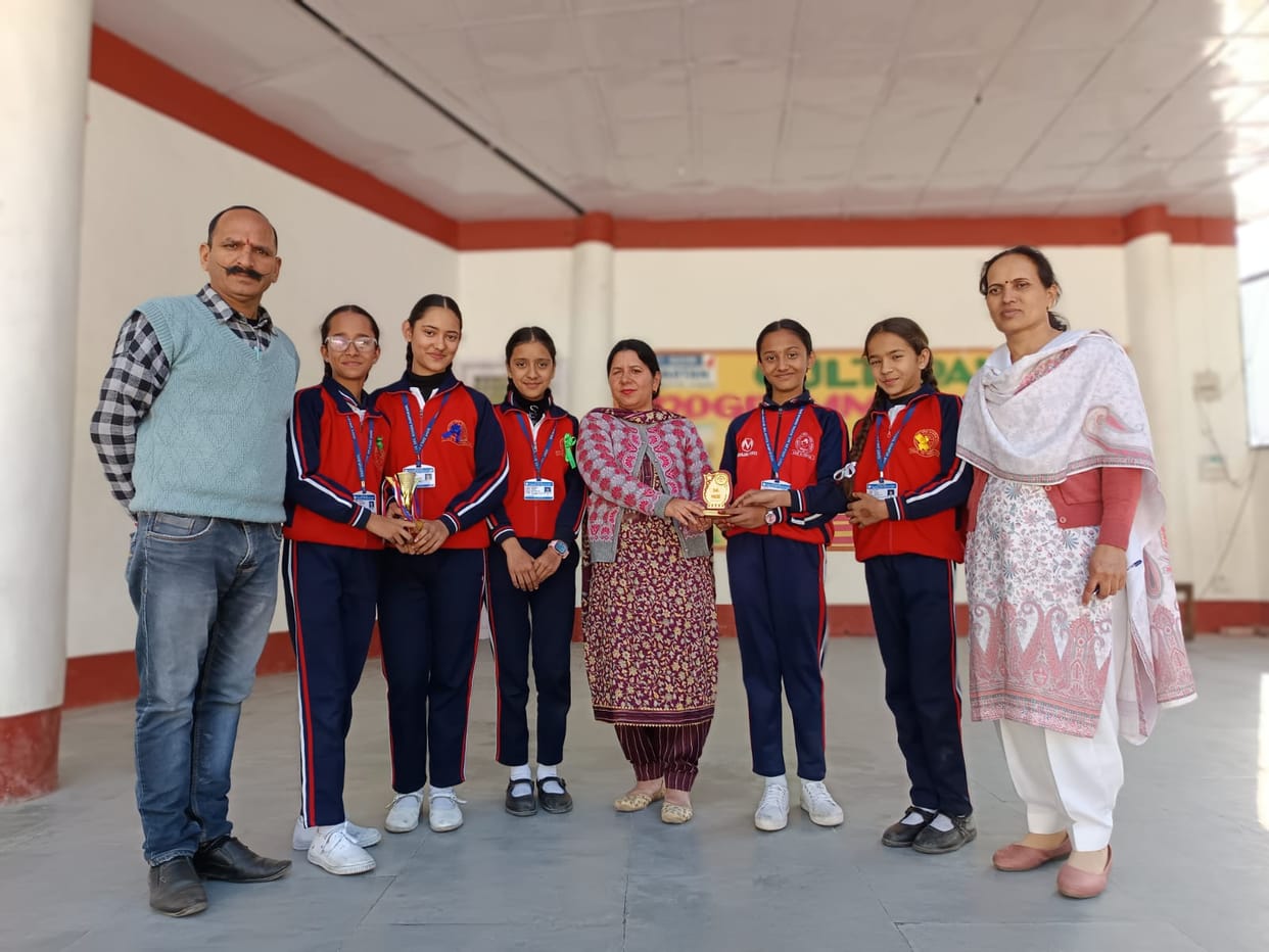 Girls school Rampur got first place in quiz competition