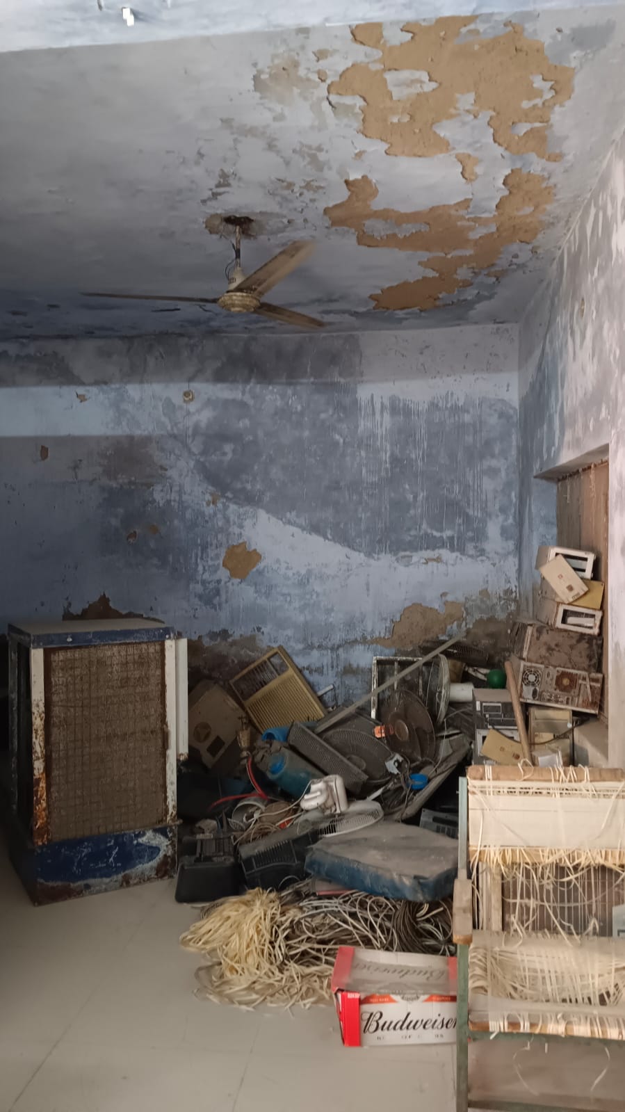 Bus stand police post in dilapidated condition, khaki in the shadow of fear