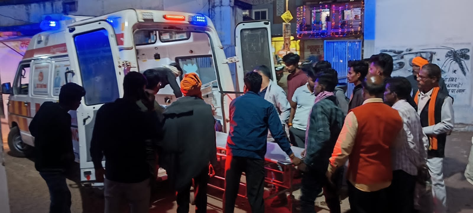 घायल को एंबुलेंस से पहुंचाया गया अस्पताल।