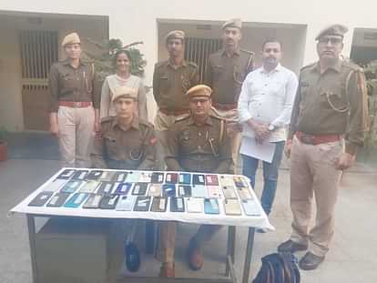 Ajmer News: जीआरपी थाना पुलिस ने 52 मोबाइल मालिकों को लौटाए, खोए फोन वापस पाकर खिले लोगों के चेहरे There was happiness on people's faces after finding their lost mobiles