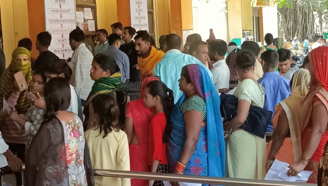 Children are falling ill due to cold weather, crowd in hospital