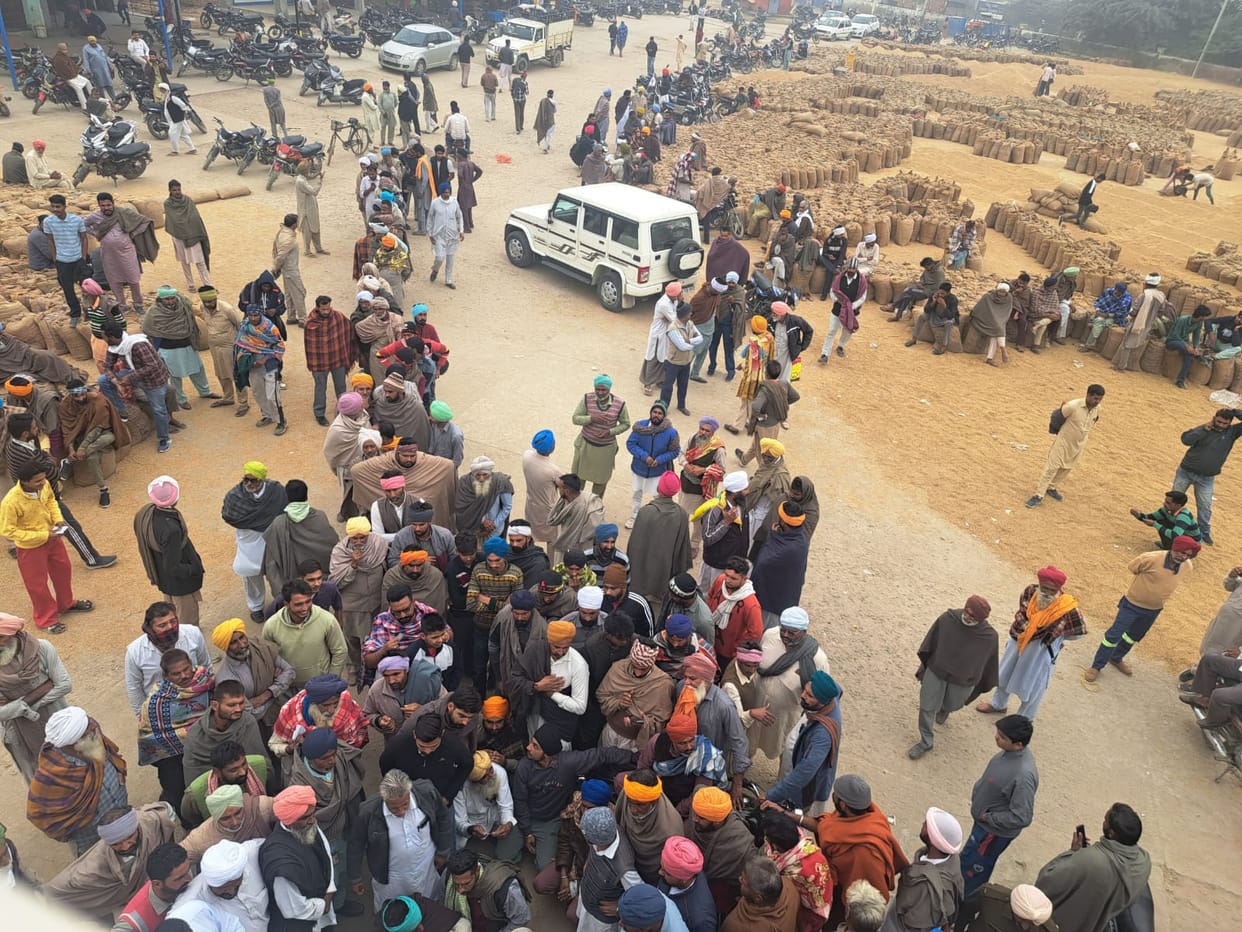 Farmers standing in lines for DAP at five in the morning in the fog