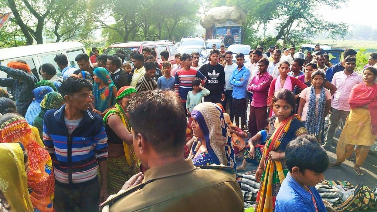 The family members kept the dead body on the road and created a traffic jam for two hours, creating ruckus.