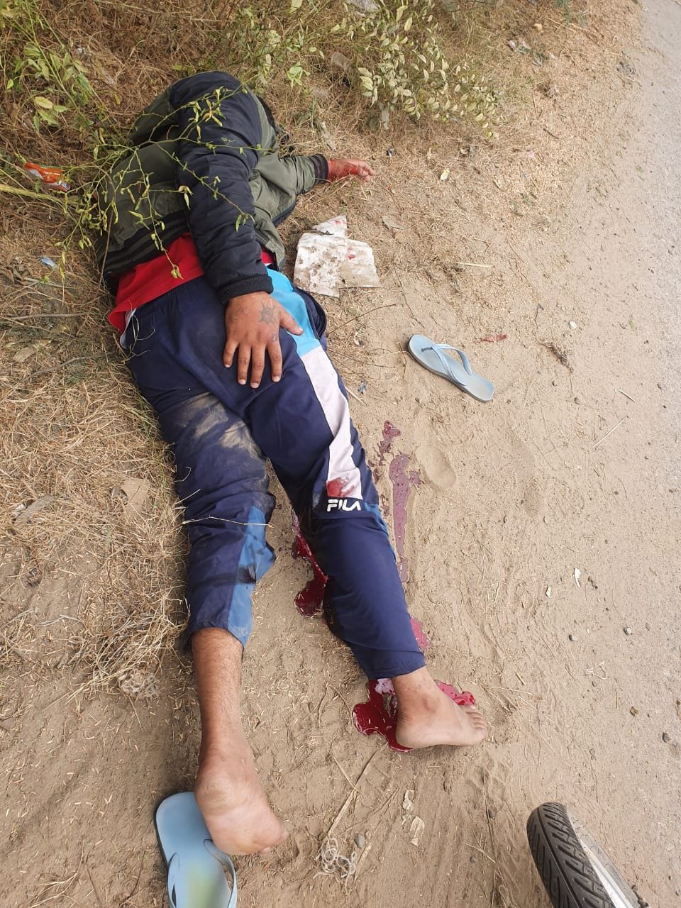 Robbery gang encounters police on highway, one injured, other absconding