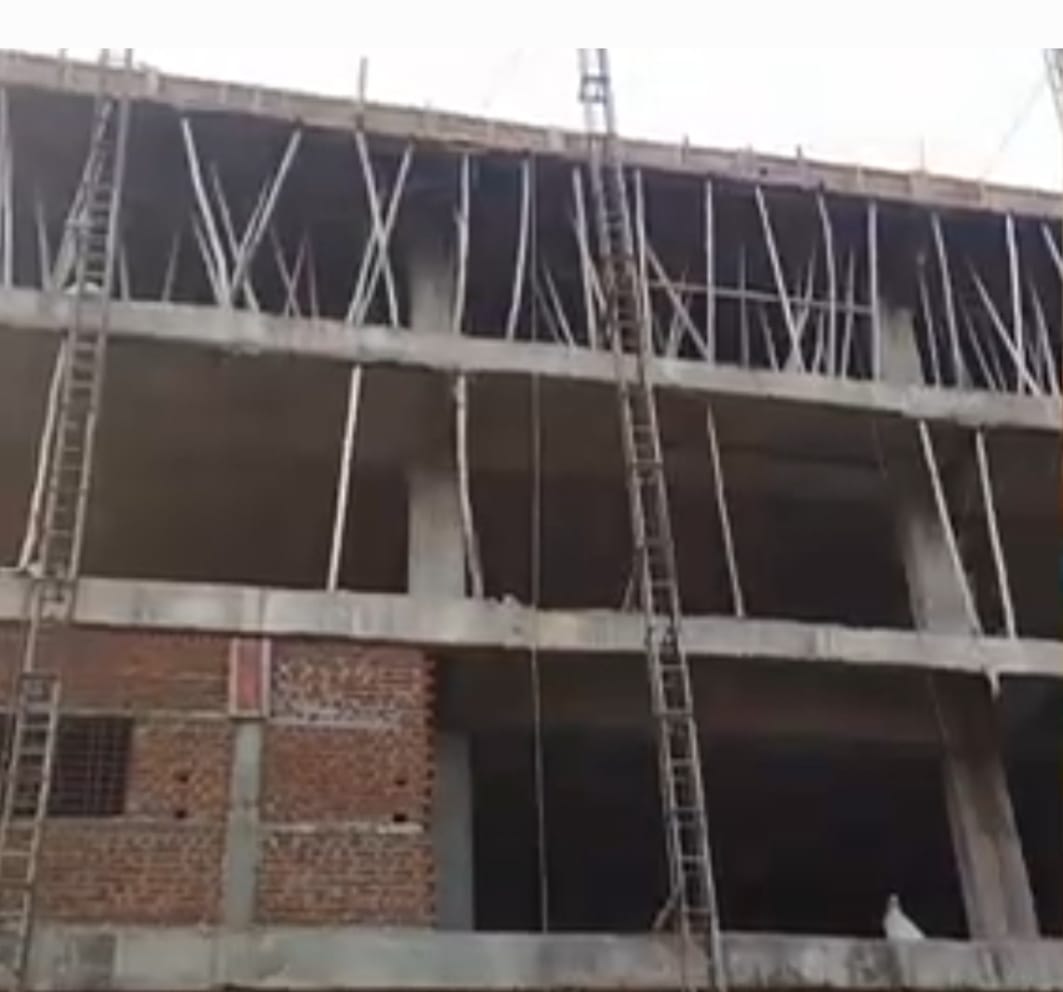 Chhindwara Case filed against five including contractor and landlord laborer died after falling from building