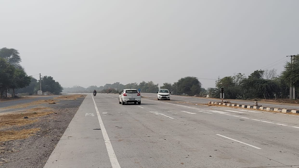 These cuts on the highway are very dangerous, no signposts or lighting arrangements