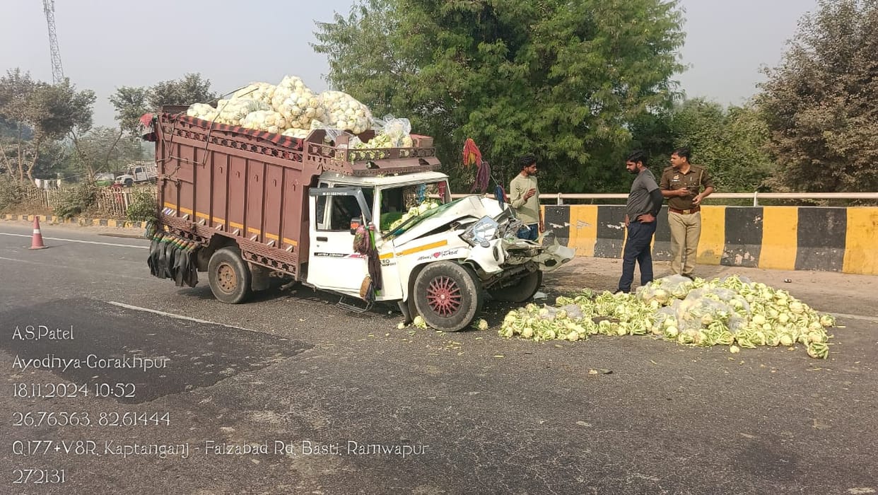 Pickup carrying cabbage from Agra collides with trailer
