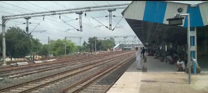 दमोह स्टेशन तक बिछाई गई तीसरी लाइन