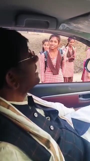Seeing the girl students going to school, the Animal Husbandry Minister stopped the convoy