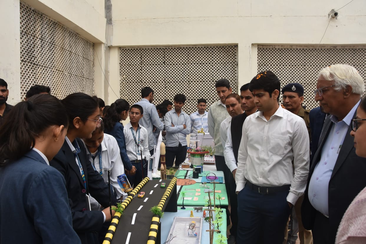 Youth showed talent in folk songs, speeches and poetry writing