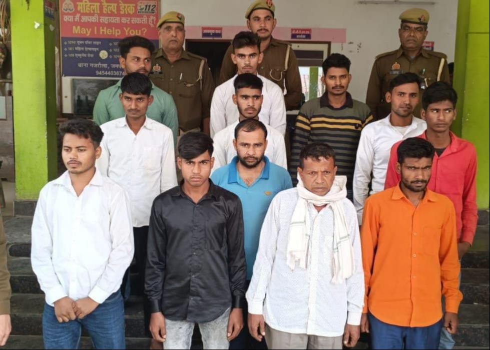 Stones were pelted on police who arrived after getting information about the fight, inspector and two constables were injured
