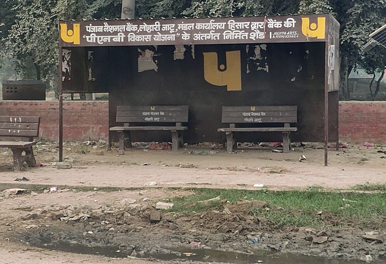 Bus queue shelter built in the opposite direction increased the tension of passengers