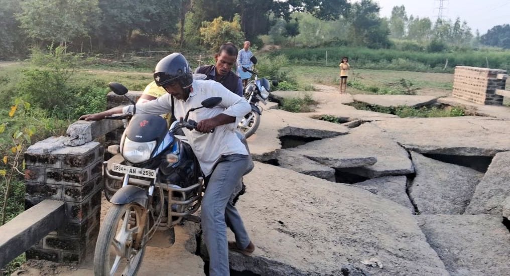 Lakhai Ghat bridge of Gon river in Sitapur is in bad condition, pedestrians put their lives at risk