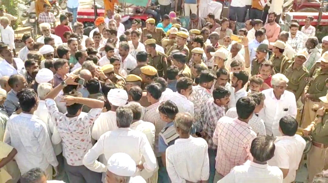 Karnataka Sugarcane farmers riot set many tractors on fire protesters furious over support price
