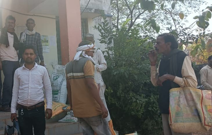 Damoh Farmers are wandering to get seeds for sowing crops