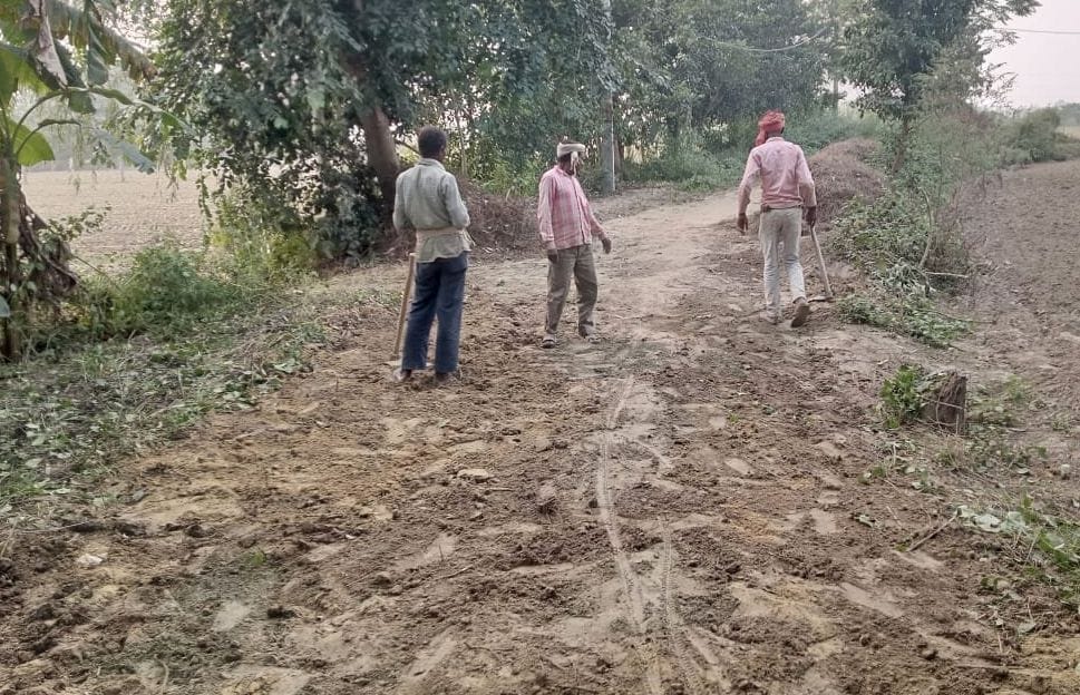 In Sitapur, villagers built a 500 meter kutcha road with donations