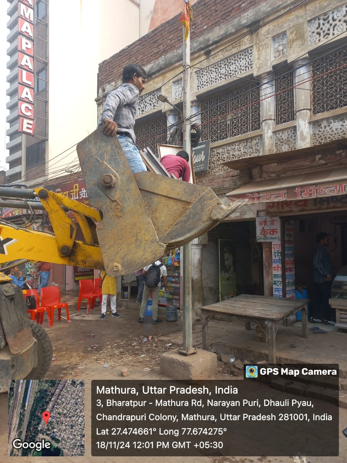 Municipal Corporation team removed illegal 24 big hoardings and 200 kiosk boards