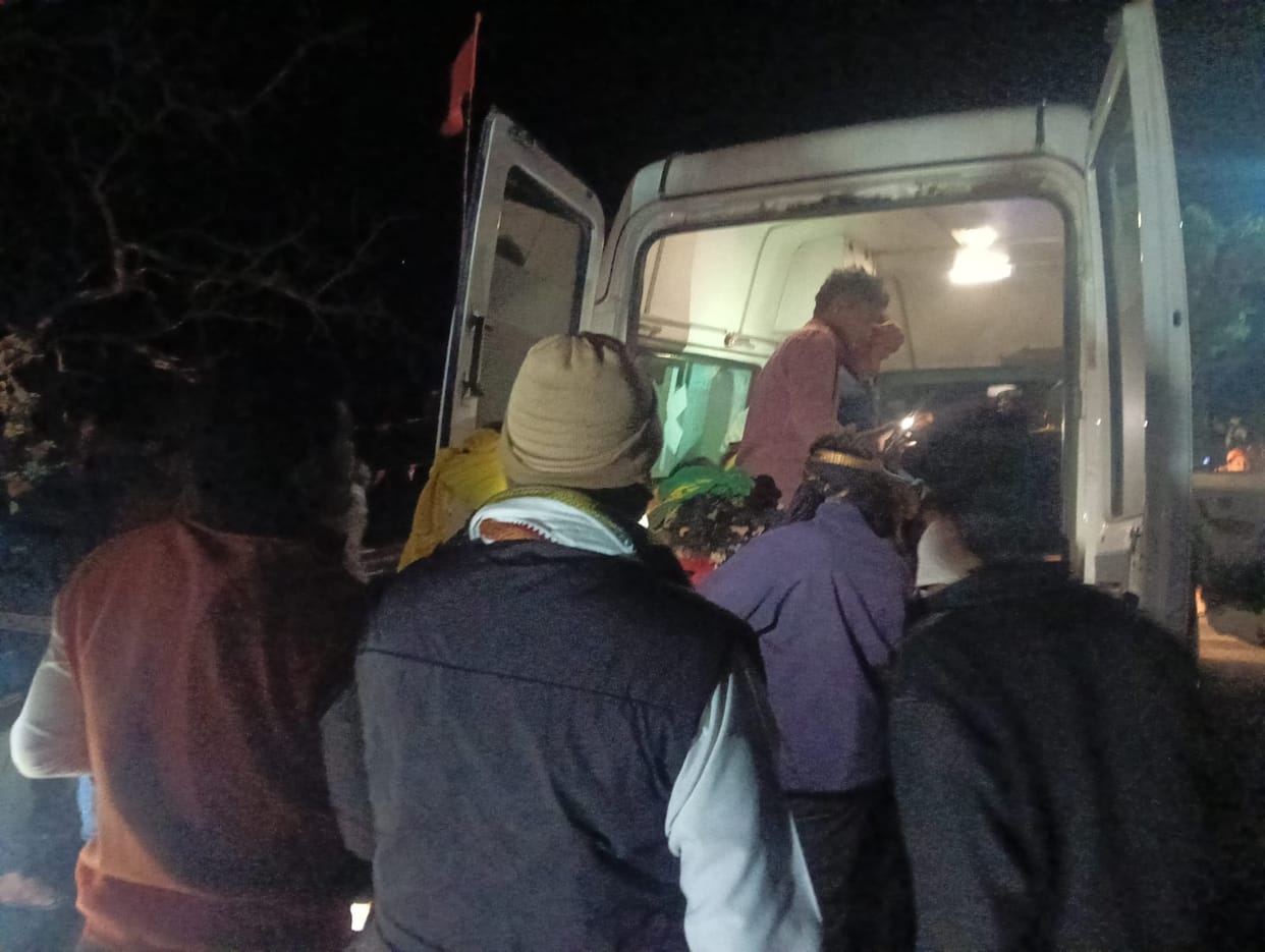 Chhindwara News Nine workers injured as jeep falls into ditch 20 people were on board