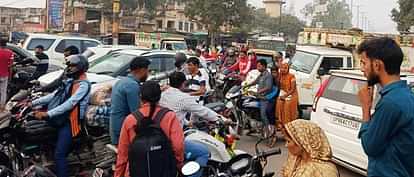 People stuck in jam on Aligarh-Agra highway