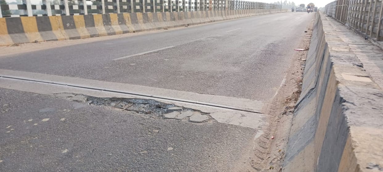 Road broken again near the jointer of Baghrajpur ROB