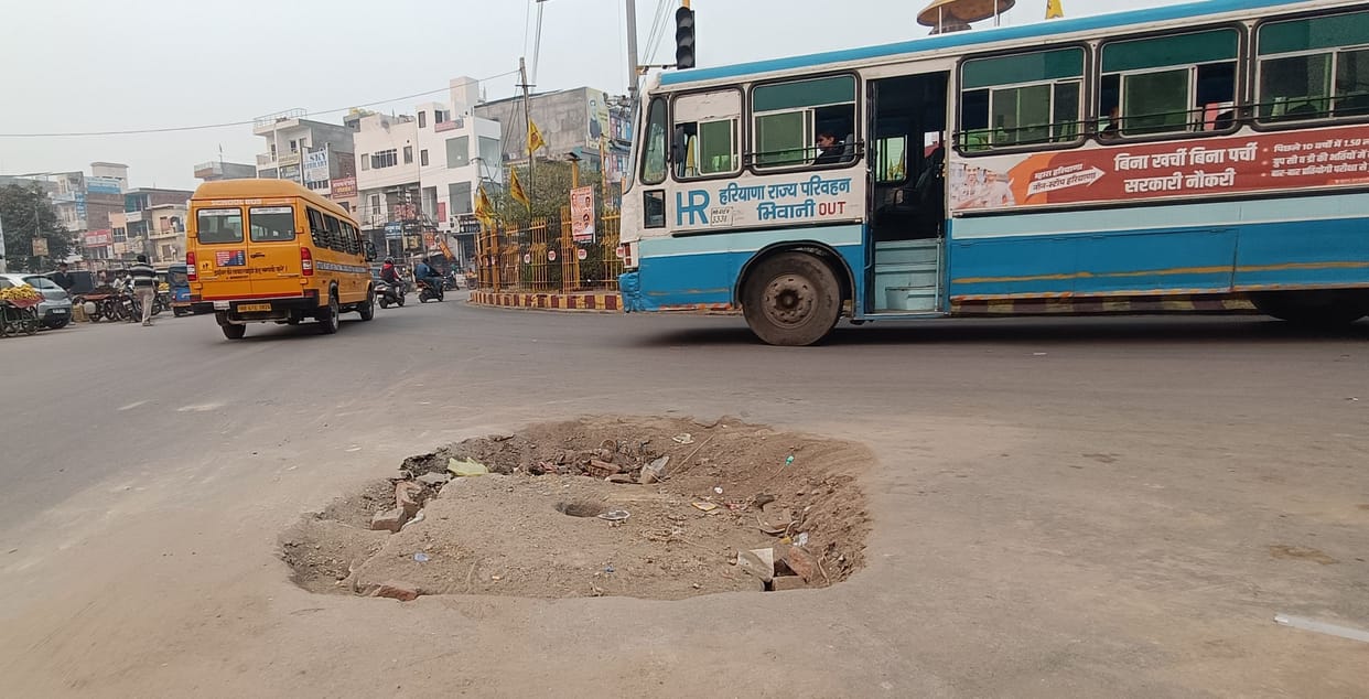 Pits should not become the cause of accidents in fog