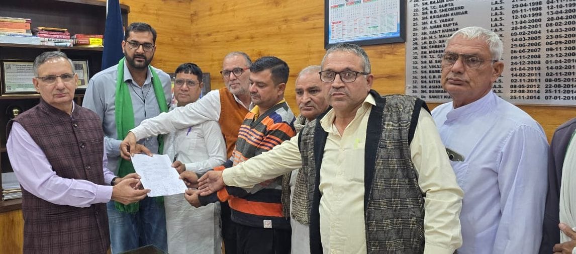 United Kisan Morcha held a Mahapanchayat in front of the Deputy Commissioner's office and submitted a memorandum to the Deputy Commissioner.