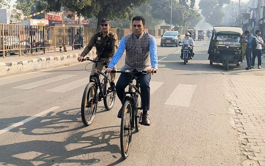 Municipal Commissioner Gulzar Malik reached office on bicycle
