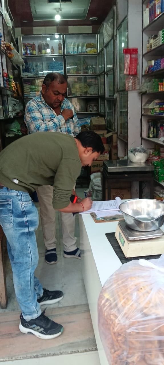 Municipal Corporation officials and employees issued challans to 8 shopkeepers on the railway road.