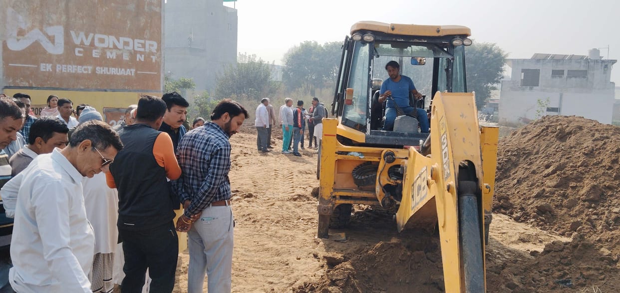 Villagers submitted memorandum on stoppage of water drainage in Saraswati Colony