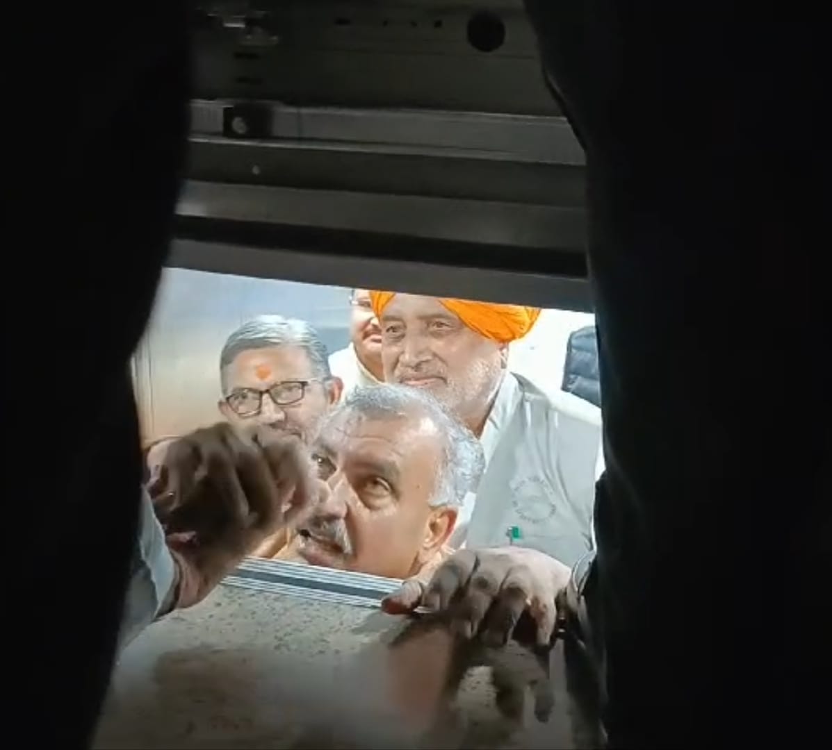 Agriculture Minister remained stuck in the lift for 15 minutes