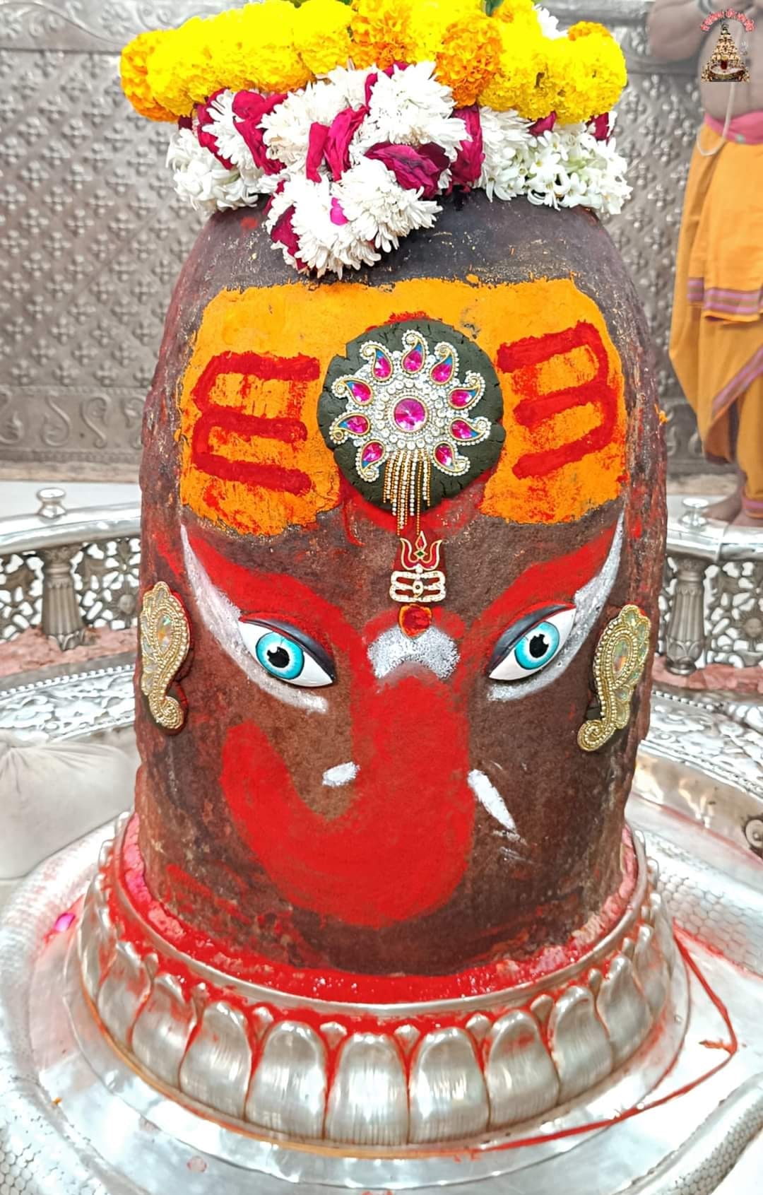 In Bhasma Aarti, Baba Mahakal, dressed in the form of Shri Ganesh, was seen with Tripund on his head.