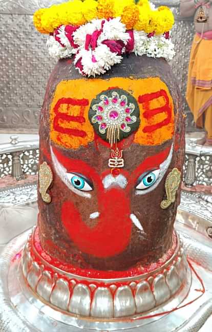 Ujjain: भस्म आरती में श्री गणेश स्वरूप में सजे बाबा महाकाल, मस्तक पर दिखा त्रिपुंड; भक्त बोले- जय श्री महाकाल In Bhasma Aarti, Baba Mahakal, dressed in the form of Shri Ganesh, was seen with Tripund on his head.