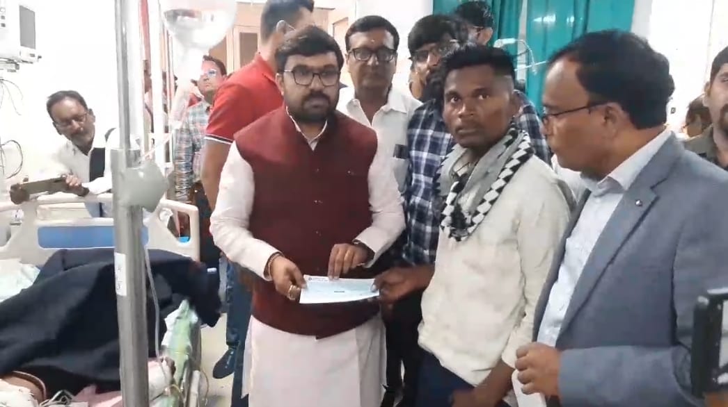 MP meets injured, gives Rs 20,000 cheque to families of 10,000 deceased