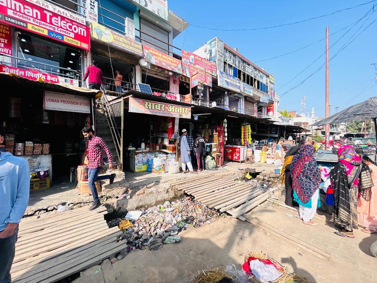 The contractor disappeared after digging the drain, shopkeepers and customers were troubled