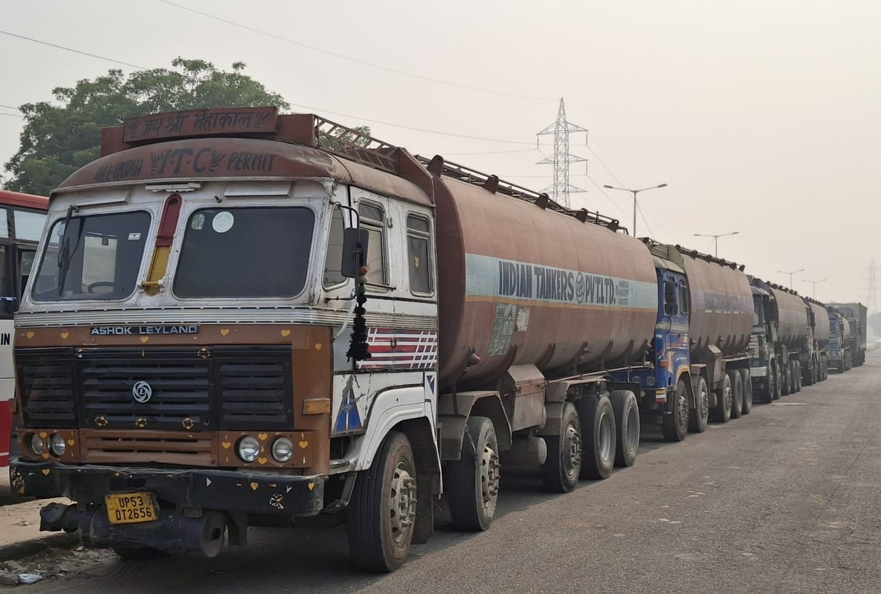 Goods being loaded from Bahadurgarh in another vehicle and being sent to Delhi, truck driver upset