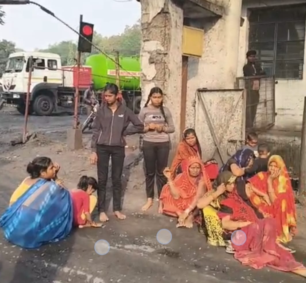 कॉलरी के बाहर बैठे परिजन