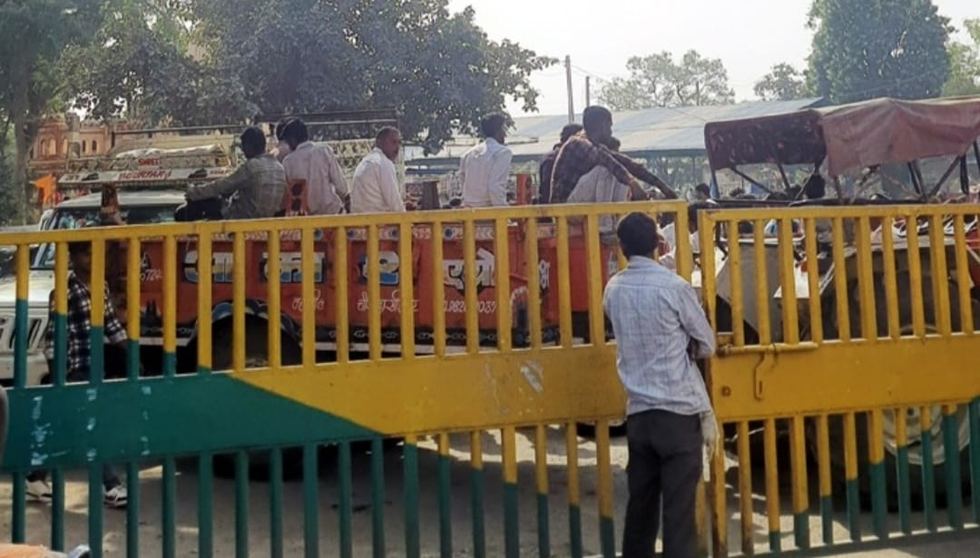 Amidst the uproar over the issue of low prices, auction was not held in Tarana Mandi