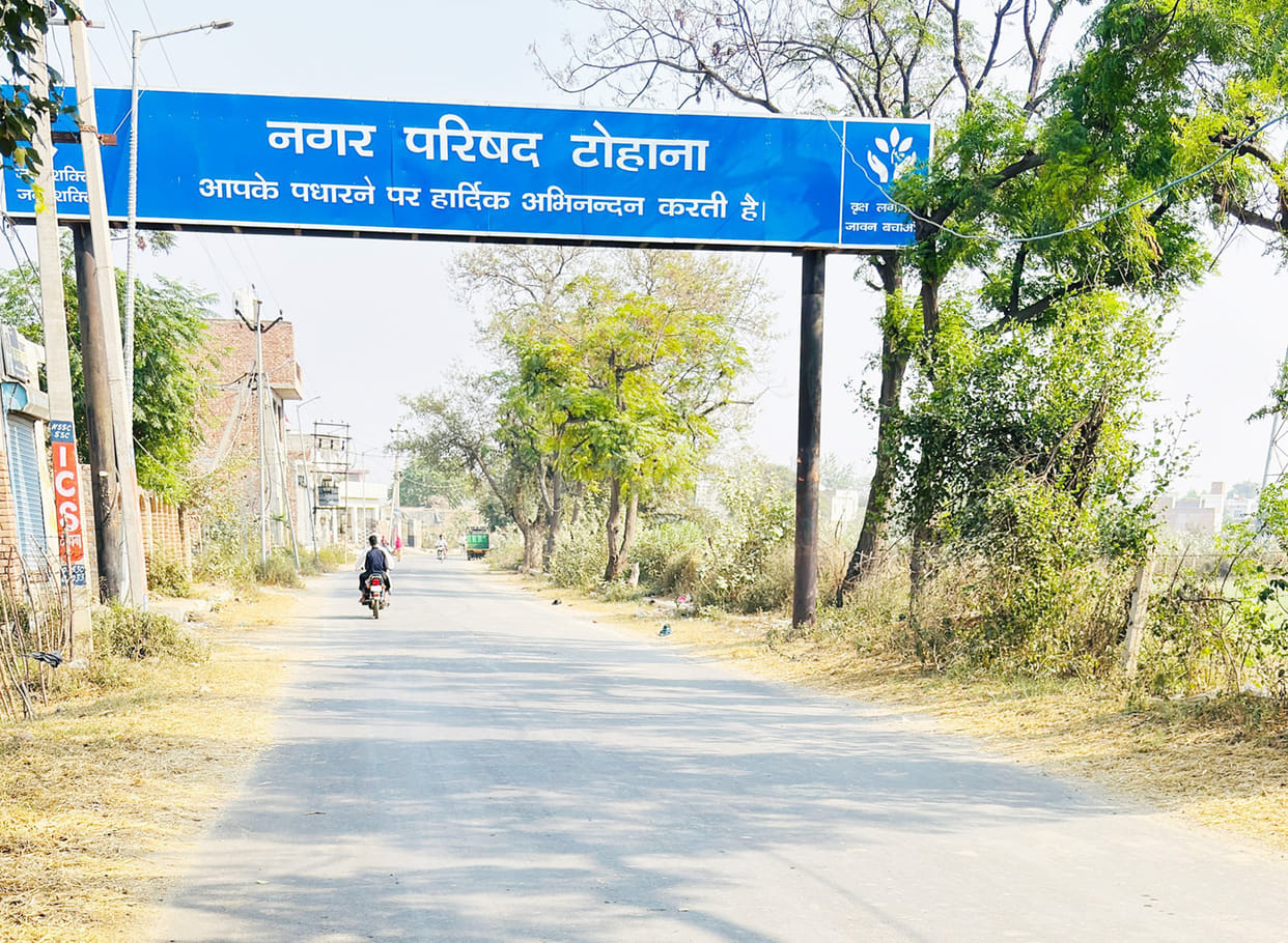 Fear of accidents due to lack of white stripes on the main road