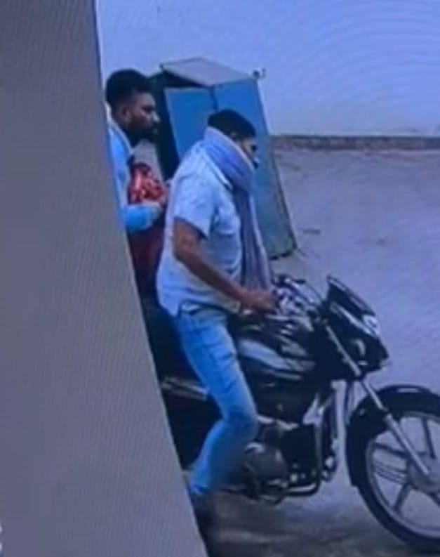 Thieves are looting the civil hospital